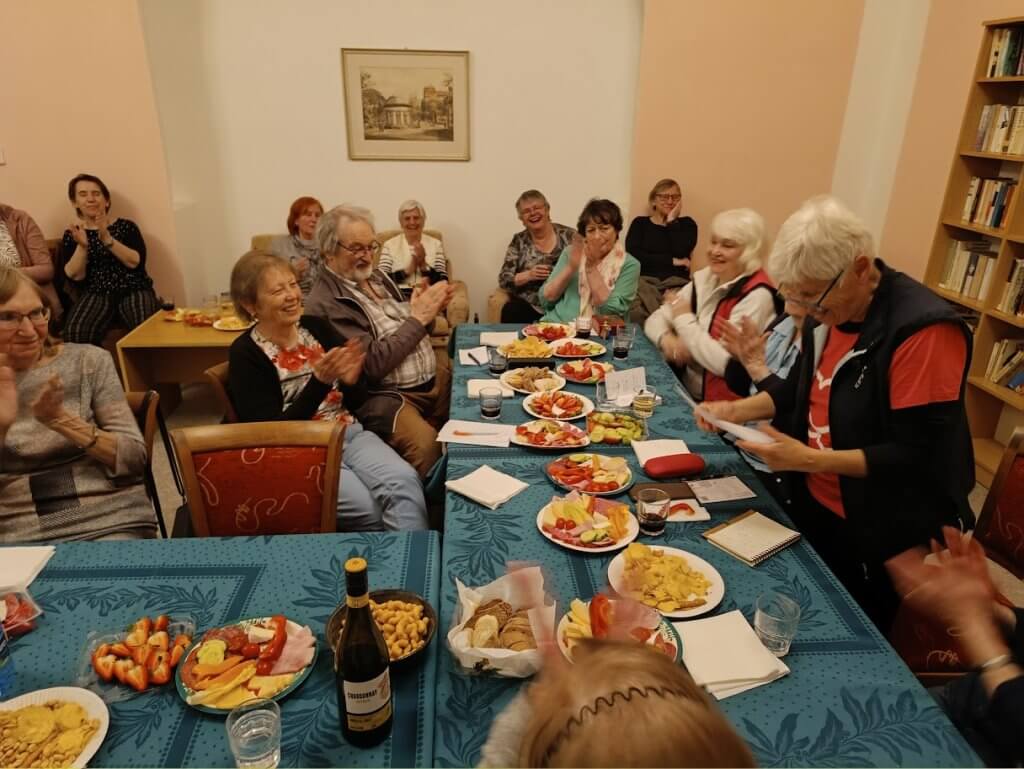 Martička Hrušková baví účastnice při společném posezení