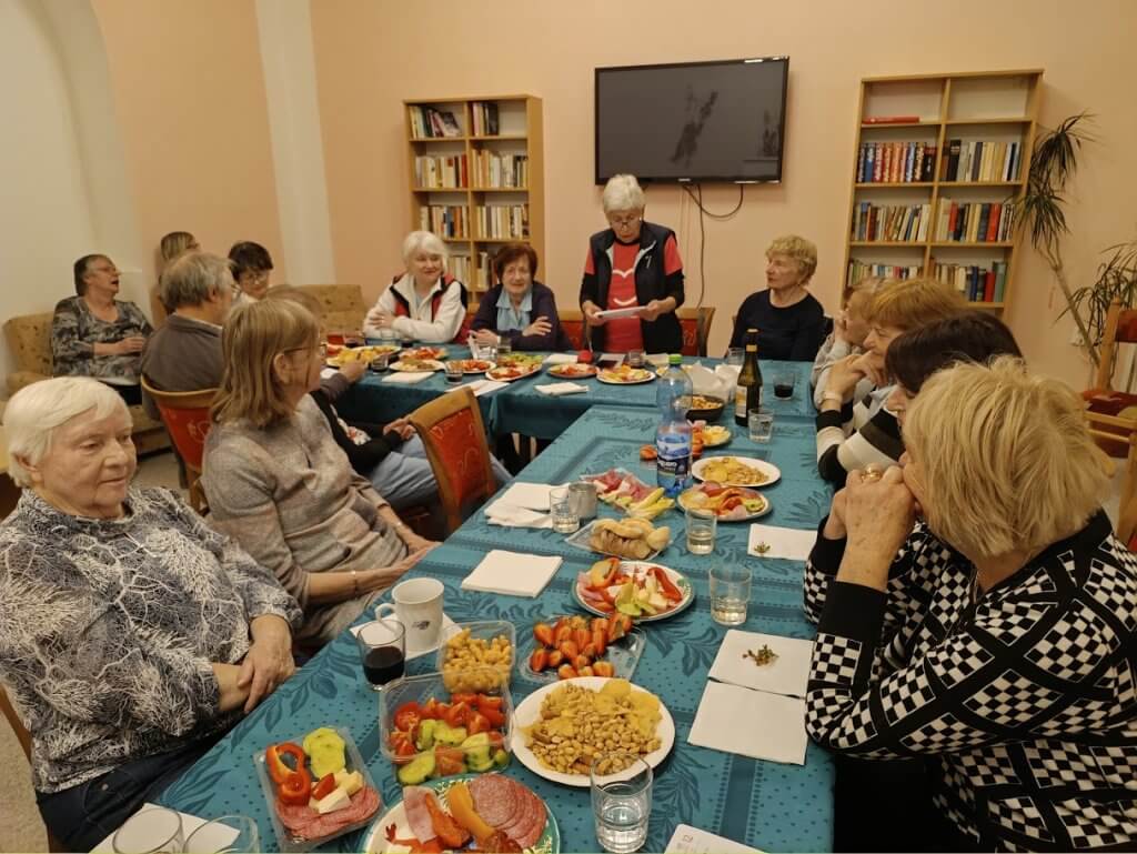 Společné posezení a hodování během pobytu ve Františkových Lázních