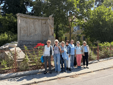 Turistky ALENu u pomníku v Jabkenicích