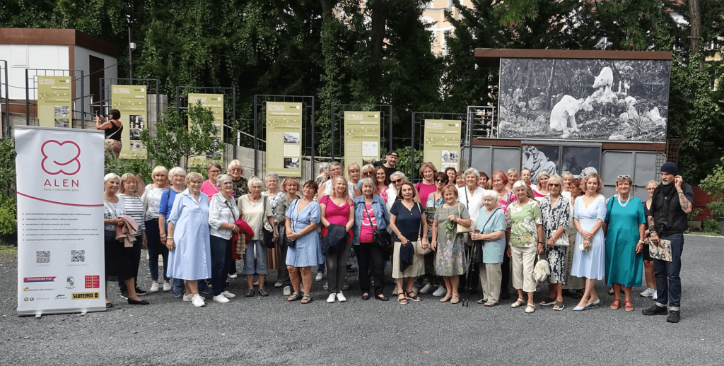 Členky ALENu společně před vstupem do Umělecké zahrady