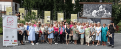 Členky ALENu společně před vstupem do Umělecké zahrady